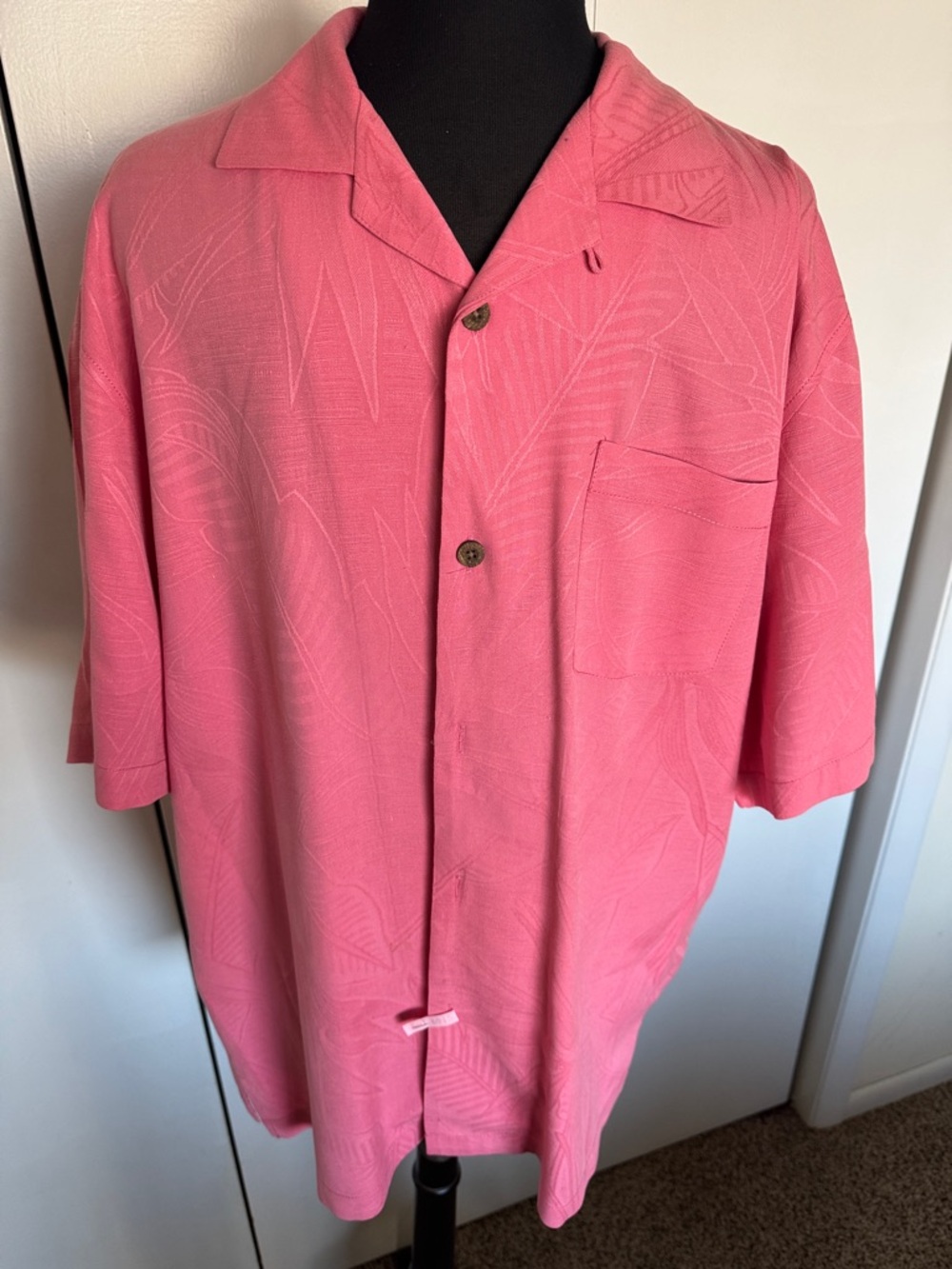 Tommy Bahama Men’s 100% Silk Textured Button Down Camp Shirt  Tonal Leaf Pattern